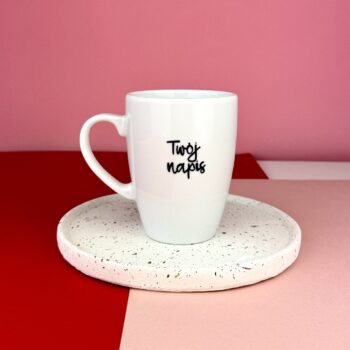 Kubek 360 ml z Twoim napisem – ręcznie zdobiona porcelana Kika Handmade