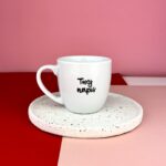 Kubek 300 ml z Twoim napisem – ręcznie zdobiona porcelana Kika Handmade