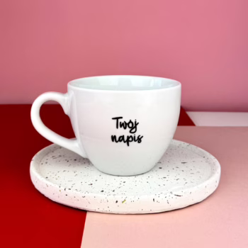 Kubek 500 ml z Twoim napisem – ręcznie zdobiona porcelana Kika Handmade