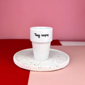Kubek bez ucha z Twoim napisem – ręcznie zdobiona porcelana Kika Handmade
