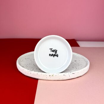 Mały talerzyk na biżuterię/obrączki/torebkę herbaty z Twoim napisem – ręcznie zdobiona porcelana Kika Handmade