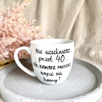 Kubek na urodziny Nie uciekniesz 300 ml – ręcznie zdobiona porcelana Kika Handmade