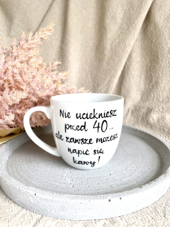 Kubek na urodziny Nie uciekniesz 300 ml – ręcznie zdobiona porcelana Kika Handmade