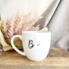 Kubek z literą, monogramem 300 ml – ręcznie zdobiona porcelana Kika Handmade