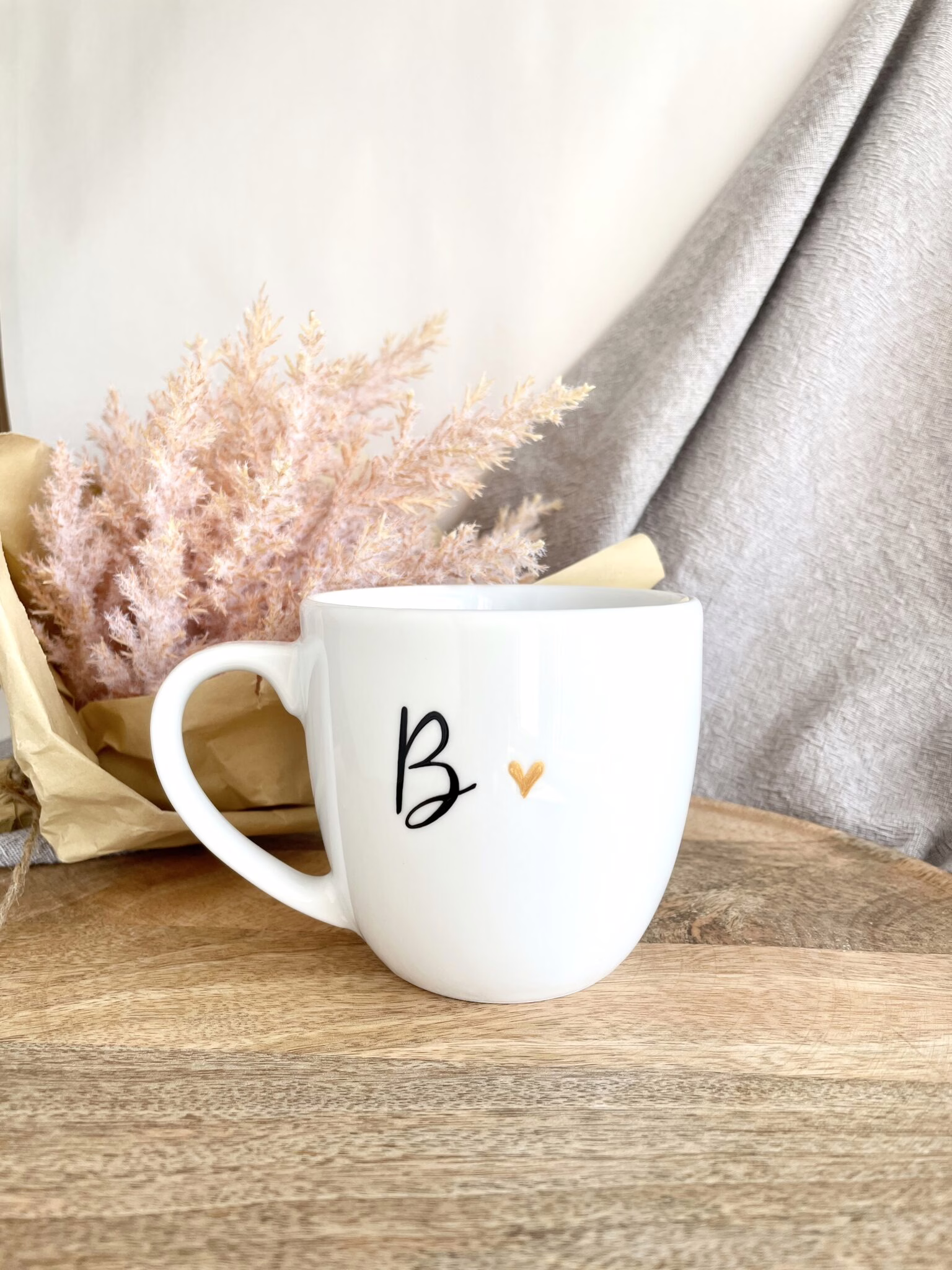 Kubek z literą, monogramem 300 ml – ręcznie zdobiona porcelana Kika Handmade Kubek z literą, monogramem 300 ml – ręcznie zdobiona porcelana Kika Handmade