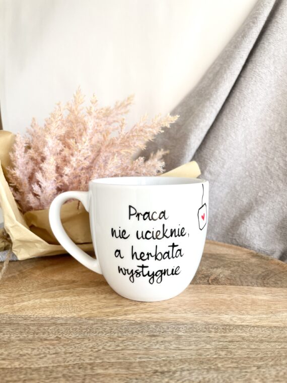 Kubek Praca nie ucieknie 300 ml – ręcznie zdobiona porcelana Kika Handmade