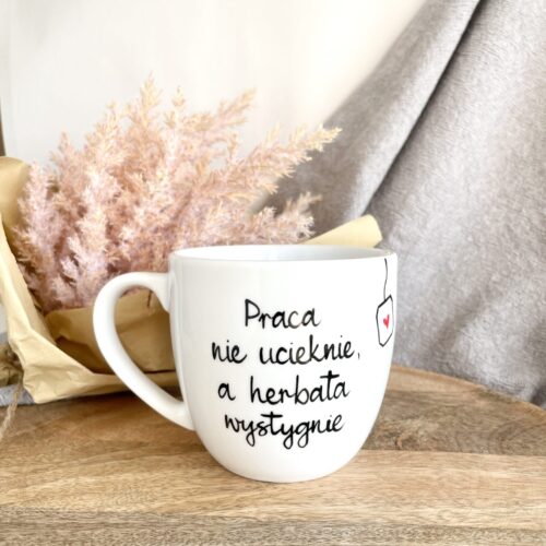 Kubek Praca nie ucieknie 300 ml – ręcznie zdobiona porcelana Kika Handmade