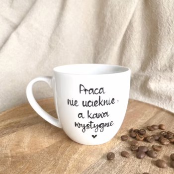 Kubek Praca nie ucieknie a kawa wystygnie 300 ml – ręcznie zdobiona porcelana Kika Handmade
