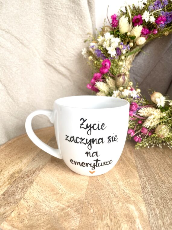 Kubek Życie zaczyna się na emeryturze 300 ml – ręcznie zdobiona porcelana Kika Handmade
