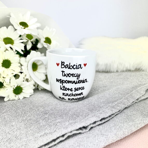 Kubek Babcia tworzy wspomnienia 300 ml – ręcznie zdobiona porcelana Kika Handmade