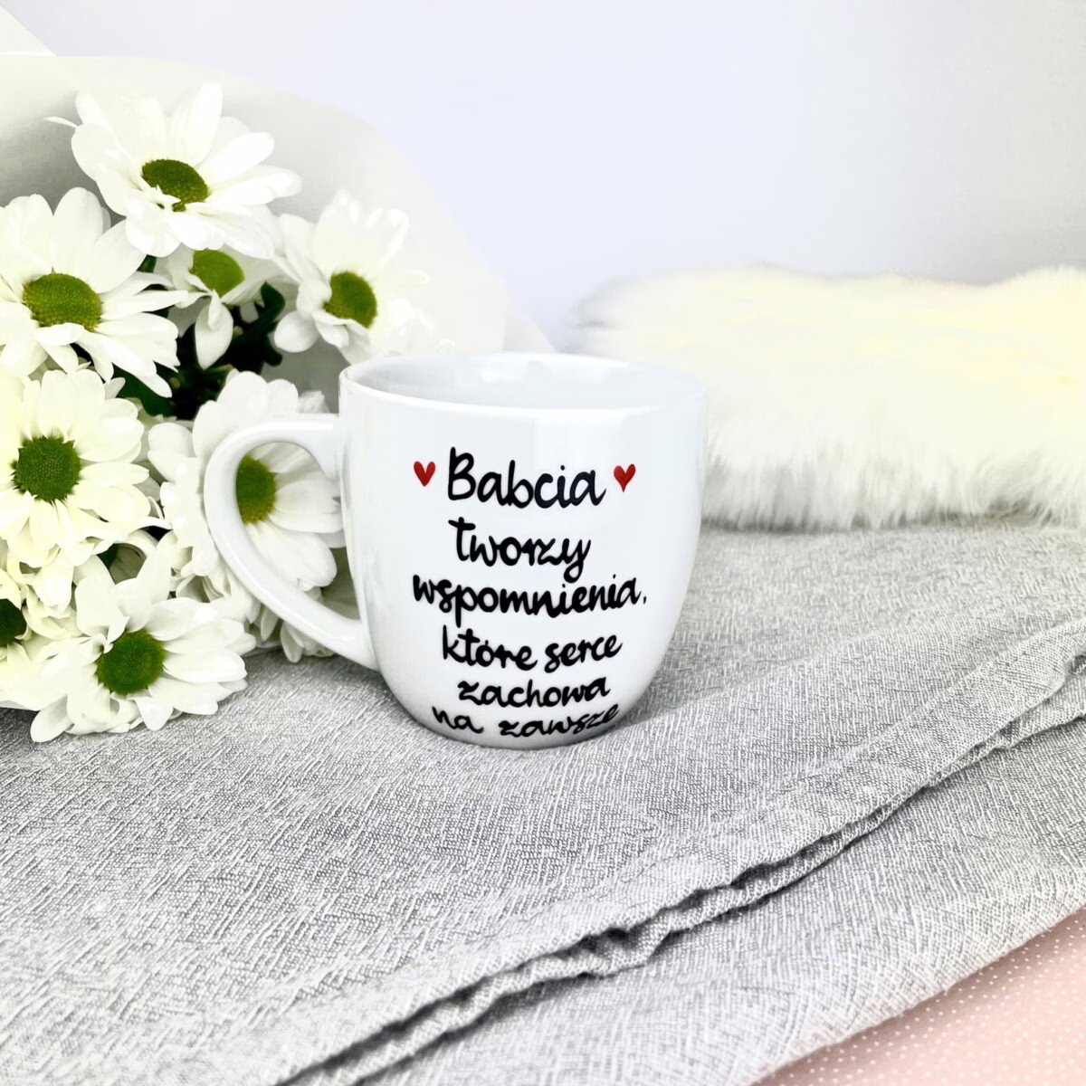 Kubek Babcia tworzy wspomnienia 300 ml – ręcznie zdobiona porcelana Kika Handmade Kubek Babcia tworzy wspomnienia 300 ml – ręcznie zdobiona porcelana Kika Handmade