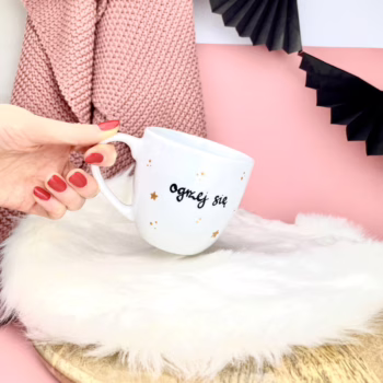 Kubek Ogrzej się 300 ml – ręcznie zdobiona porcelana Kika Handmade