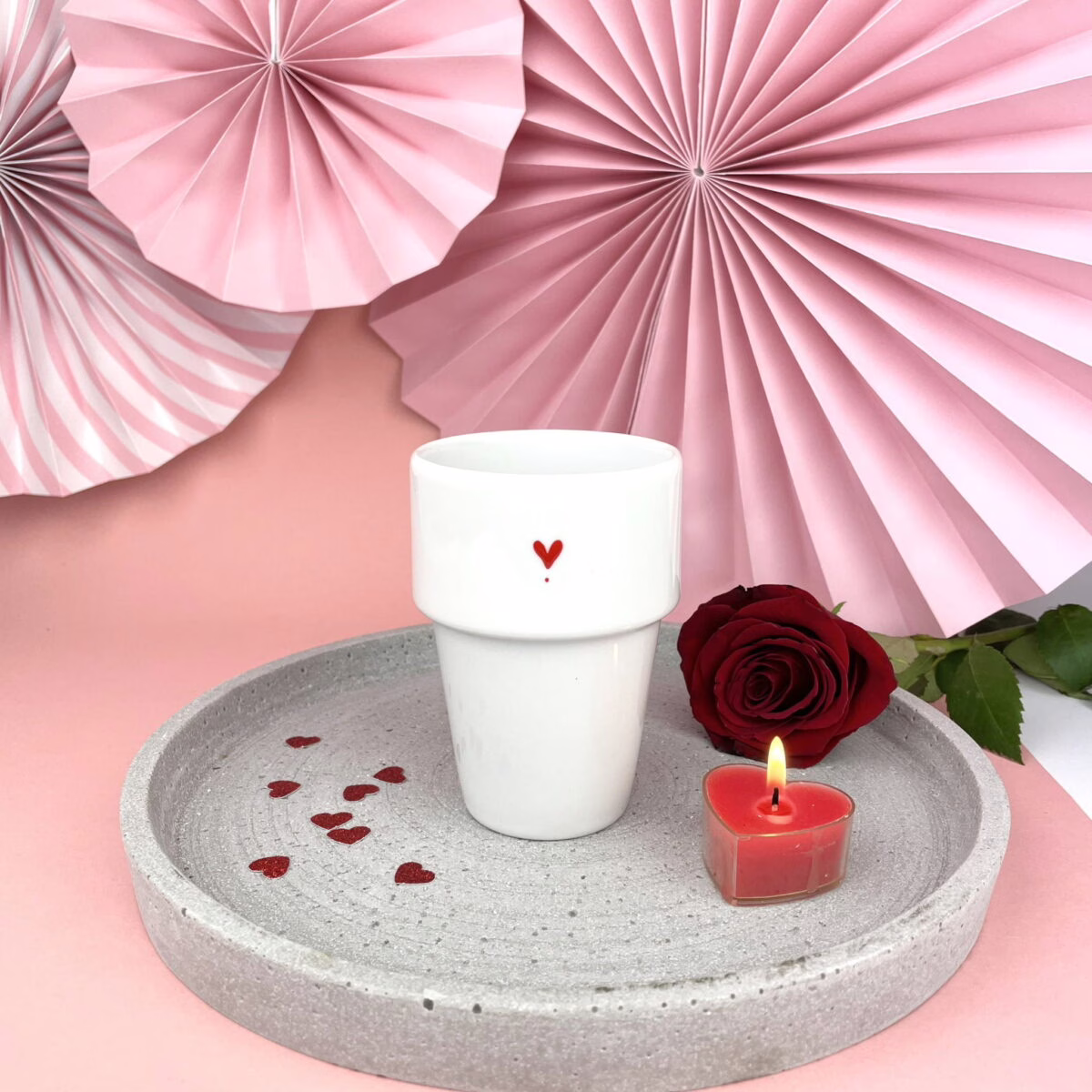 Kubek bez ucha z czerwonym sercem – ręcznie zdobiona porcelana Kika Handmade