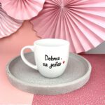 Kubek Dobrze, że jesteś 300 ml – ręcznie zdobiona porcelana Kika Handmade