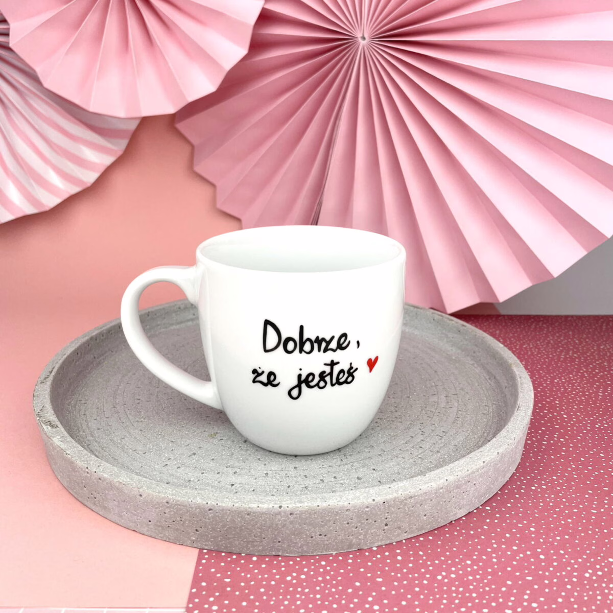Kubek Dobrze, że jesteś 300 ml – ręcznie zdobiona porcelana Kika Handmade