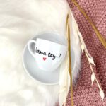 Filiżanka espresso z napisem – „Kawa czy … ?” – ręcznie zdobiona porcelana Kika Handmade