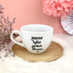 Kubek Jeszcze tylko jedna strona – ręcznie zdobiona porcelana Kika Handmade