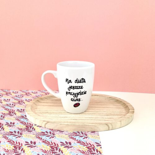 Kubek Na dietę jeszcze przyjdzie czas – ręcznie zdobiona porcelana Kika Handmade
