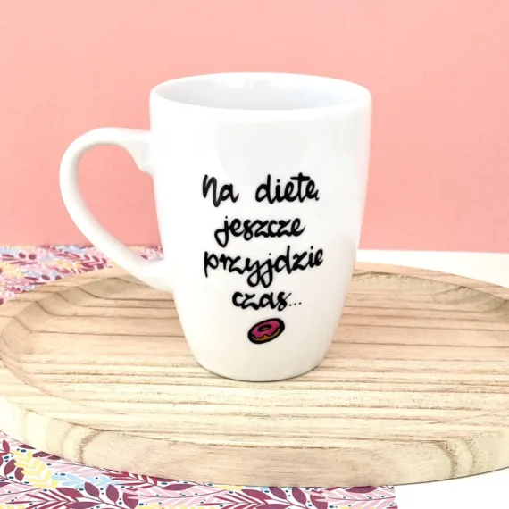 Kubek Na dietę jeszcze przyjdzie czas – ręcznie zdobiona porcelana Kika Handmade