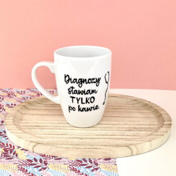 Kubek dla lekarza Diagnozy stawiam tylko po kawie – ręcznie zdobiona porcelana Kika Handmade