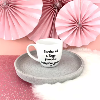 Kubek Bardzo mi z tego powodu wszystko jedno 300 ml – ręcznie zdobiona porcelana Kika Handmade