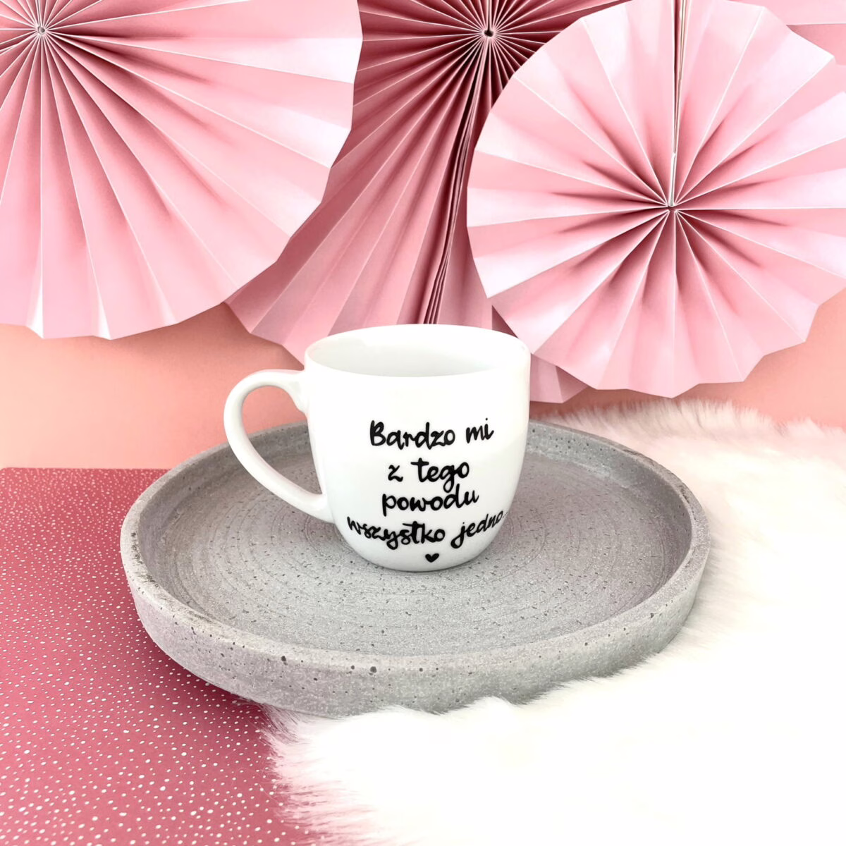 Kubek Bardzo mi z tego powodu wszystko jedno 300 ml – ręcznie zdobiona porcelana Kika Handmade