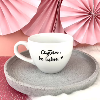 Kubek 500 ml – Czytam, bo lubię – ręcznie zdobiona porcelana Kika Handmade