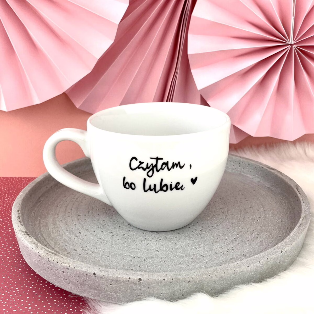 Kubek 500 ml – Czytam, bo lubię – ręcznie zdobiona porcelana Kika Handmade Kubek 500 ml – Czytam, bo lubię – ręcznie zdobiona porcelana Kika Handmade