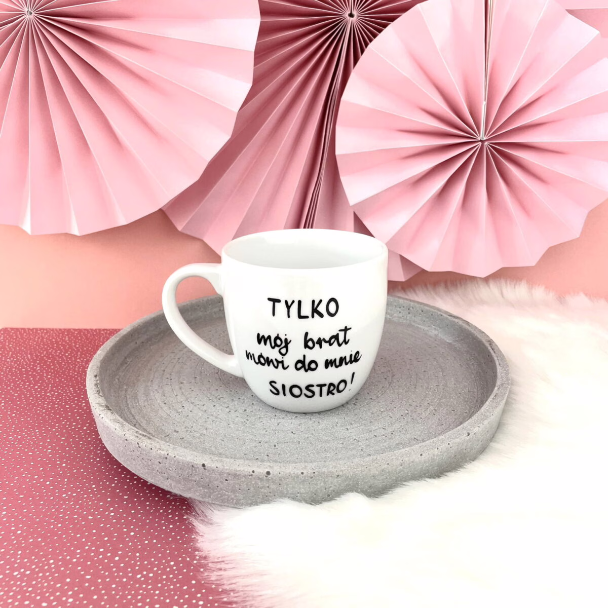 Kubek dla pielęgniarki Tylko mój brat mówi do mnie siostro 300 ml – ręcznie zdobiona porcelana Kika Handmade