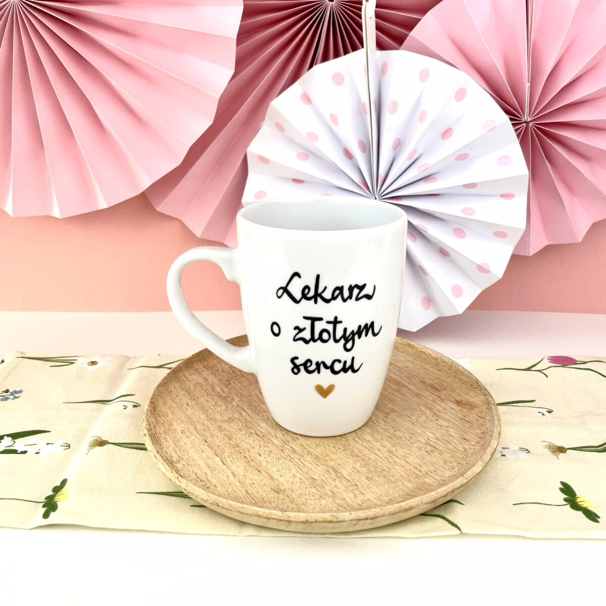 Kubek dla lekarza o złotym sercu – ręcznie zdobiona porcelana Kika Handmade