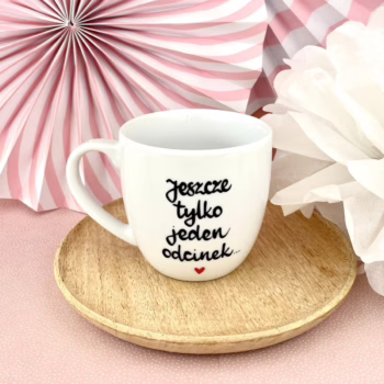 Kubek 300 ml – Jeszcze tylko jeden odcinek – ręcznie zdobiona porcelana Kika Handmade