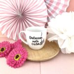 Kubek dla położnej Dostarczam małe cuda 300 ml – ręcznie zdobiona porcelana Kika Handmade