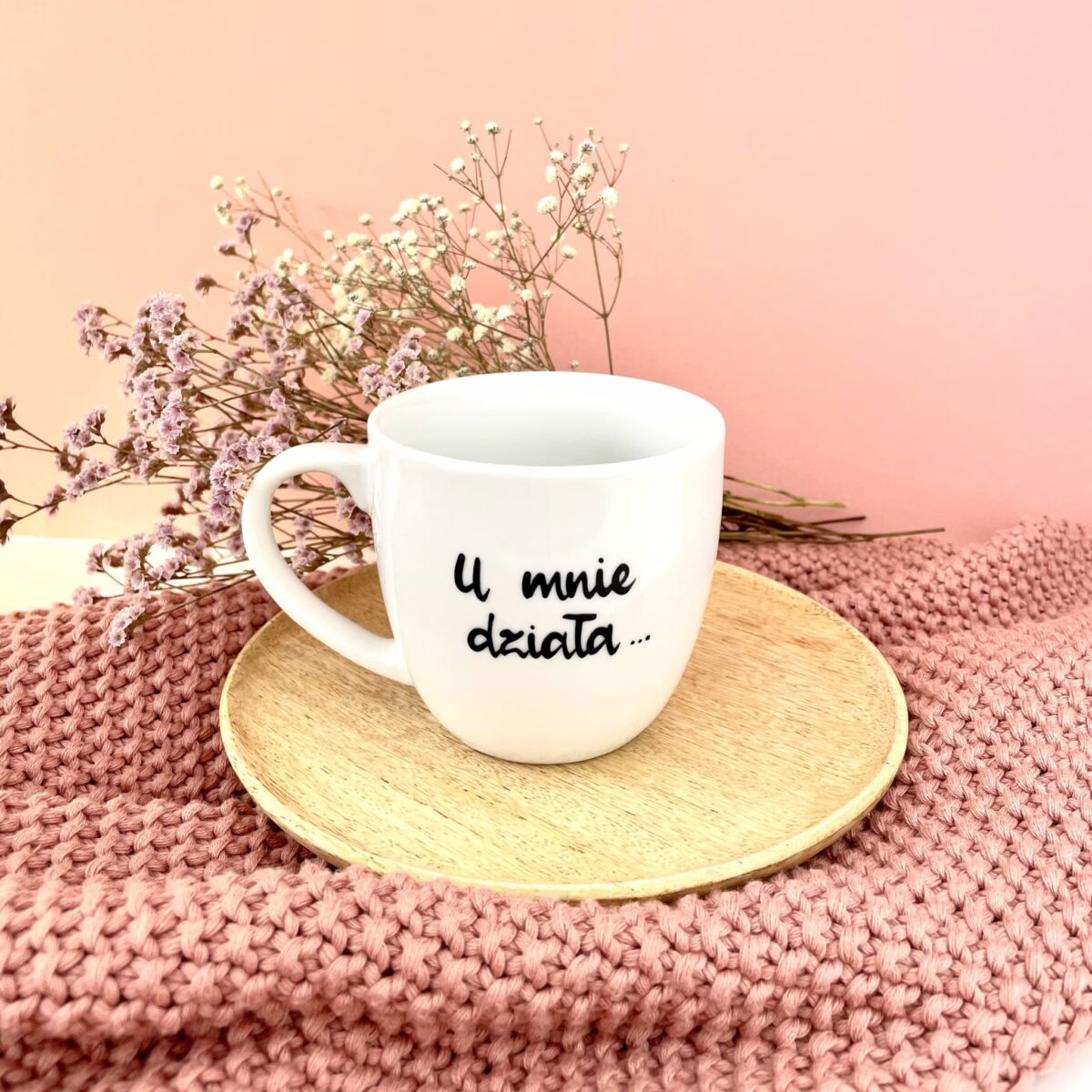 Kubek U mnie działa 300 ml – ręcznie zdobiona porcelana Kika Handmade