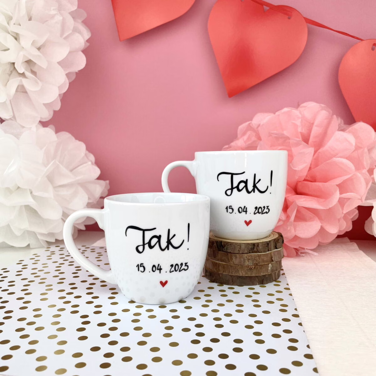 Zestaw kubków 300 ml – TAK ! z datą ślubu – ręcznie zdobiona porcelana Kika Handmade Zestaw kubków 300 ml – TAK ! z datą ślubu – ręcznie zdobiona porcelana Kika Handmade