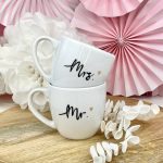 Zestaw kubków 300 ml – Mrs. i Mr. – ręcznie zdobiona porcelana Kika Handmade
