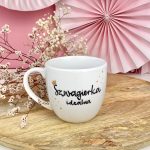 Kubek 300 ml – Szwagierka idealna – ręcznie zdobiona porcelana Kika Handmade