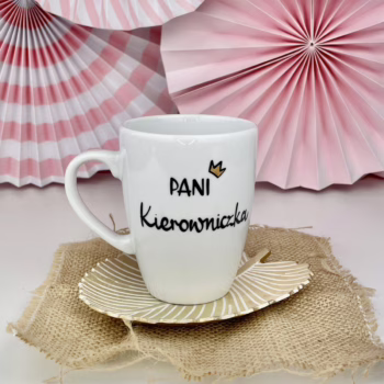 Kubek 360 ml – Pani Kierowniczka – ręcznie zdobiona porcelana Kika Handmade