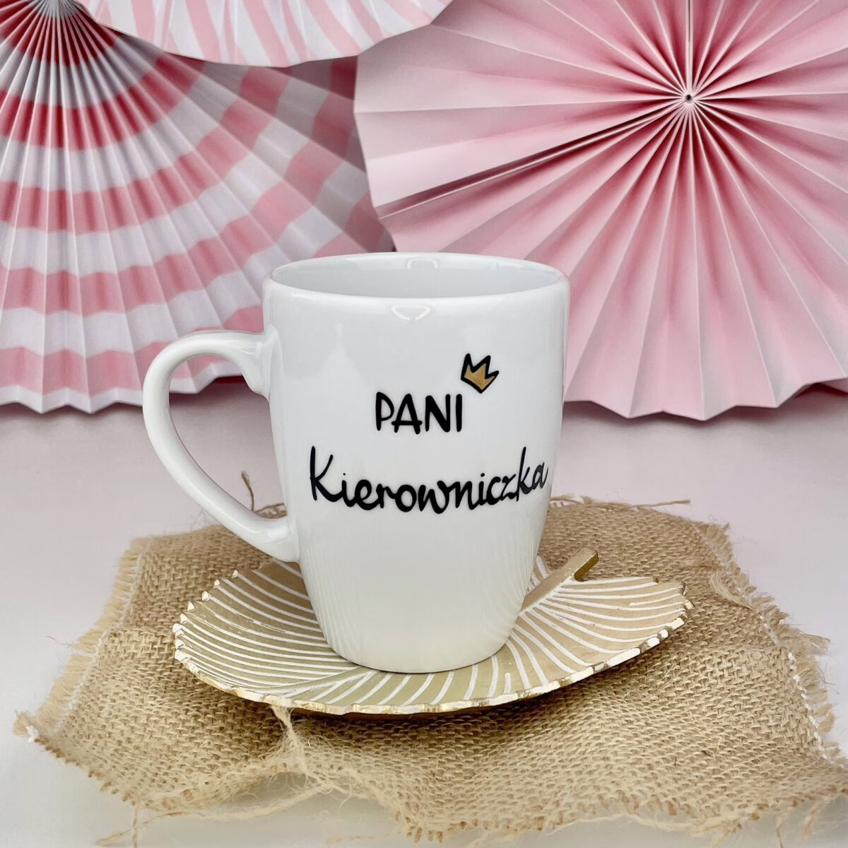 Kubek 360 ml – Pani Kierowniczka – ręcznie zdobiona porcelana Kika Handmade Kubek 360 ml – Pani Kierowniczka – ręcznie zdobiona porcelana Kika Handmade