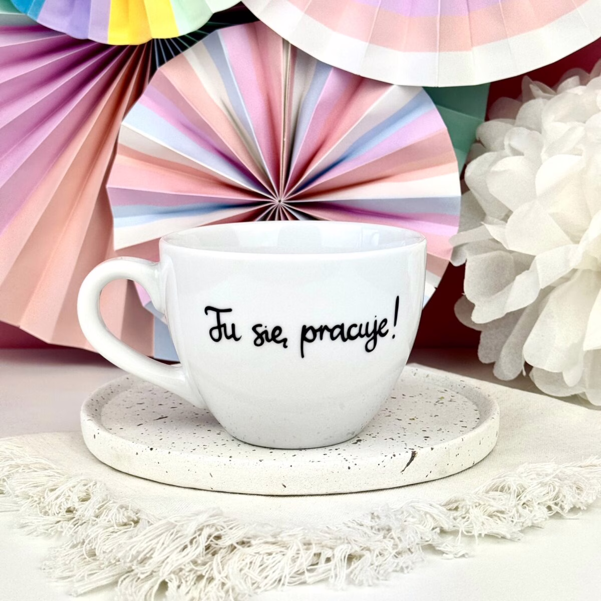 Kubek 500 ml – Tu się pracuje ! – ręcznie zdobiona porcelana Kika Handmade Kubek 500 ml – Tu się pracuje ! – ręcznie zdobiona porcelana Kika Handmade