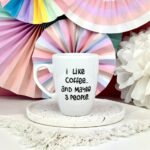 Kubek 360 ml – I like coffee and maybe 3 people – ręcznie zdobiona porcelana Kika Handmade