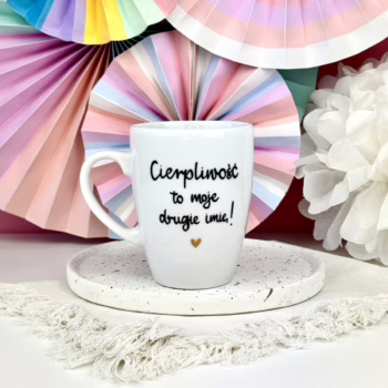 Kubek 360 ml – Cierpliwość to moje drugie imię – ręcznie zdobiona porcelana Kika Handmade