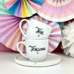 Zestaw kubków 300 ml – Teściowa i Teść – ręcznie zdobiona porcelana Kika Handmade