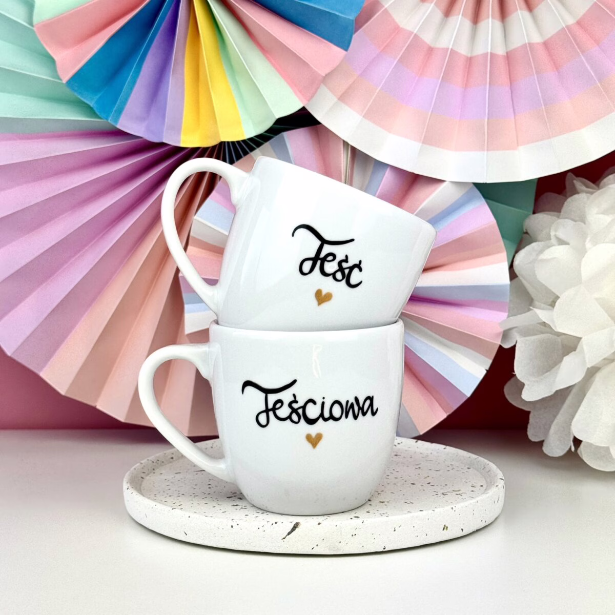 Zestaw kubków 300 ml – Teściowa i Teść – ręcznie zdobiona porcelana Kika Handmade