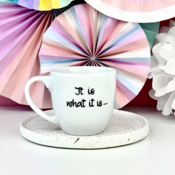 Kubek It is what it is – 300 ml – ręcznie zdobiona porcelana Kika Handmade