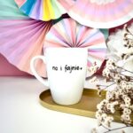 Kubek 360 ml – No i fajnie – ręcznie zdobiona porcelana Kika Handmade