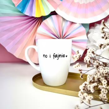 Kubek 360 ml – No i fajnie – ręcznie zdobiona porcelana Kika Handmade