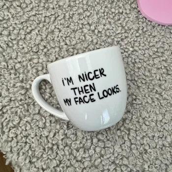 Kubek I’m nicer than my face looks – 300 ml – ręcznie zdobiona porcelana Kika Handmade