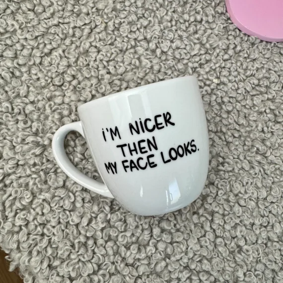 Kubek I’m nicer than my face looks – 300 ml – ręcznie zdobiona porcelana Kika Handmade