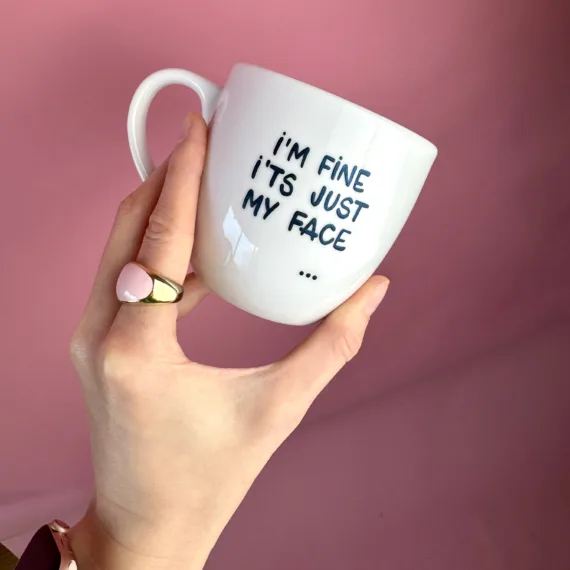 Kubek I’m fine it’s just my face – 300 ml – ręcznie zdobiona porcelana Kika Handmade