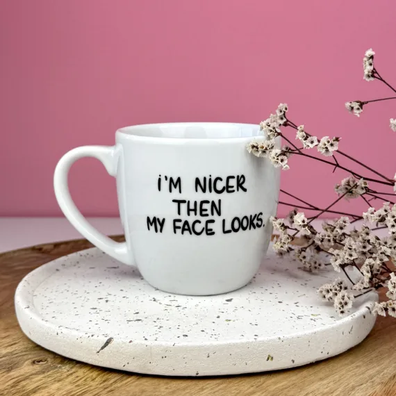 Kubek I’m nicer than my face looks – 300 ml – ręcznie zdobiona porcelana Kika Handmade